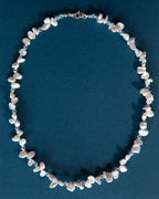 Colar de pérolas e cristais