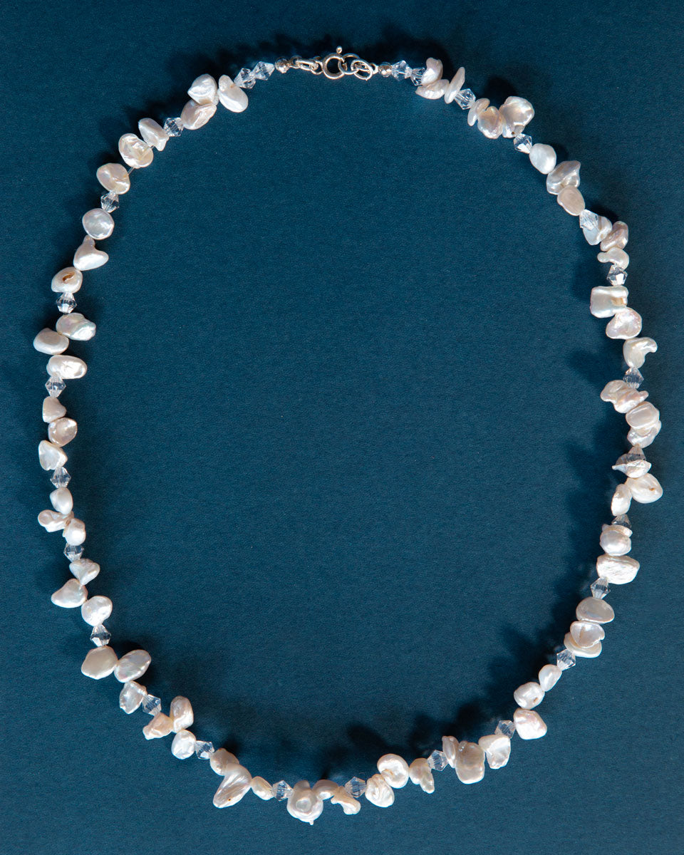 Colar de pérolas e cristais