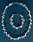 Pulseira de pérolas e cristais