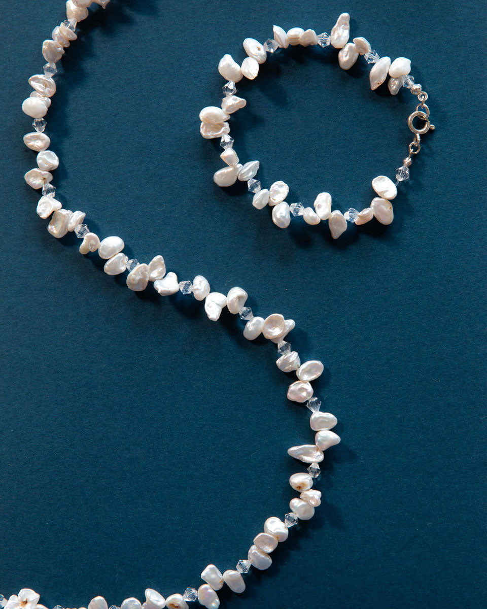 Pulseira de pérolas e cristais