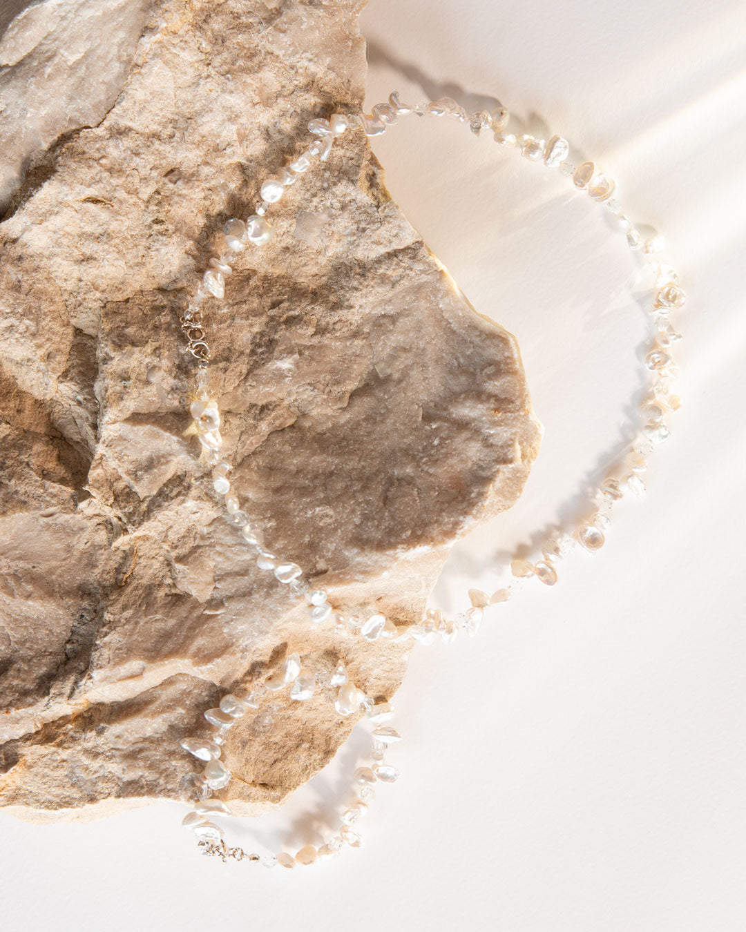 Pulseira de pérolas e cristais