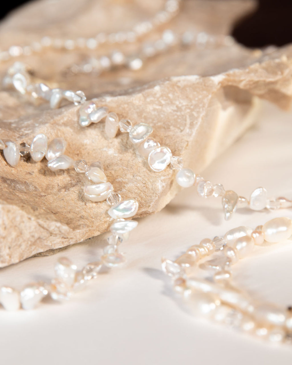 Pulseira de pérolas e cristais