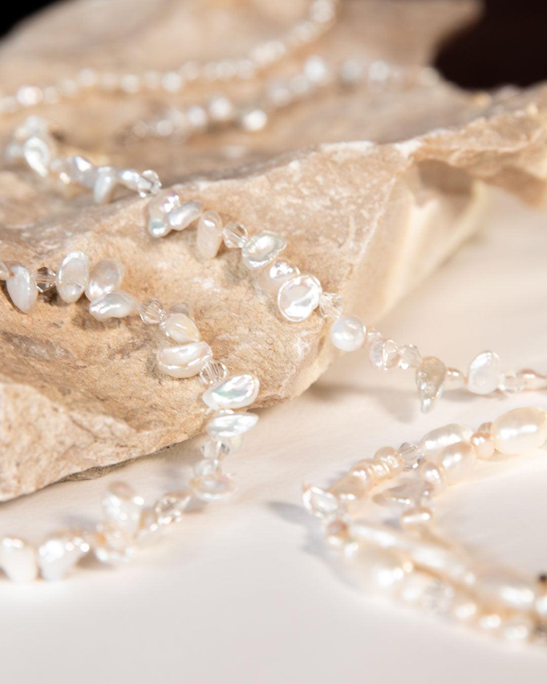 Pulseira de pérolas e cristais